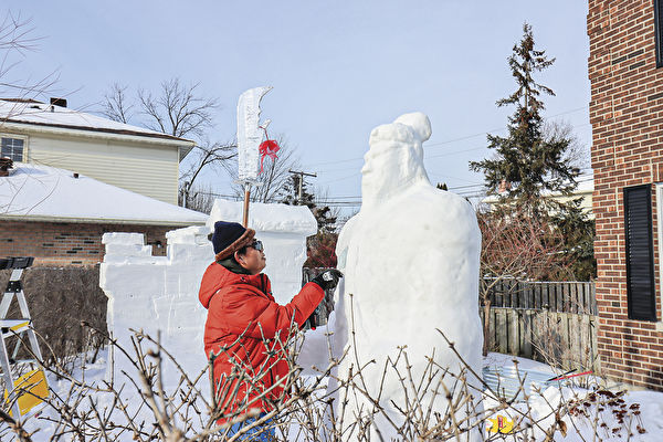 用雪雕表达中国传统文化 加华人艺术家感动社区