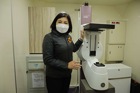 县长张丽善参观数位乳房摄影及子宫颈抹片超音波巡回车的内部设备。