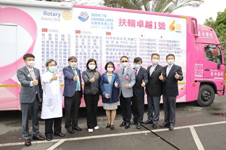县长张丽善（左四）与国际扶轮社团代表及参与捐赠仪式的来宾合影。