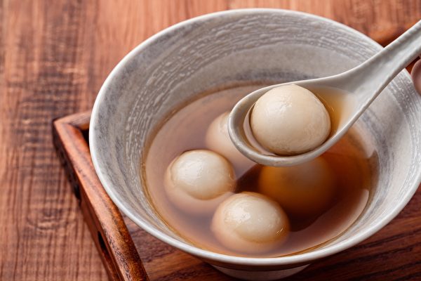 汤圆热量高，营养师分享汤圆吃不胖诀窍。(Shutterstock)