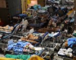 香港疫情持续恶化 单日本土确诊病例破2万