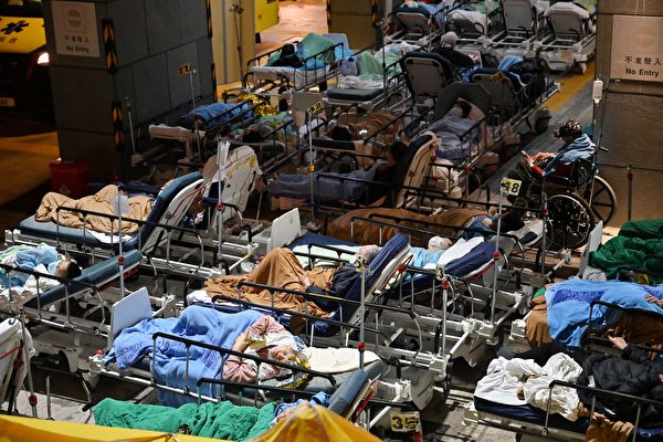 香港疫情持续恶化 单日本土确诊病例破2万