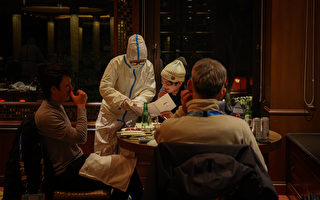 組圖：冬奧泡泡的餐廳裡到處是「防毒服」