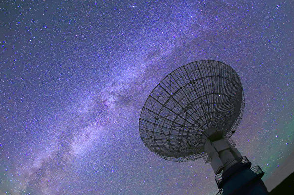 天文学家发现最大星系 长度比银河系大百倍
