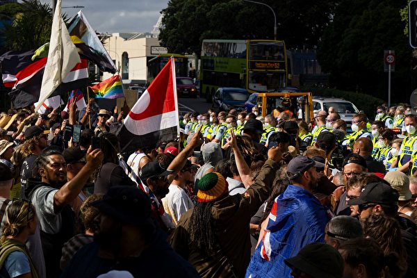 组图：新西兰反防疫民众再与警方爆发冲突