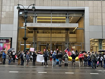 2月22日下午數十名紐約市民冒雨到加拿大駐紐約領事館前聲援加拿大卡車司機。