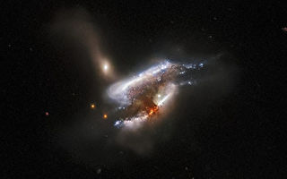 哈勃望遠鏡展示新作：三個星系正在合併