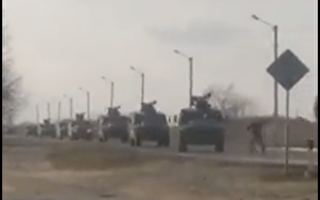 乌克兰人只身挡俄军车 重现“六四坦克人”？