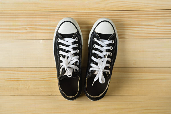 球鞋、帆布鞋适用吹风机烘干。(Shutterstock)