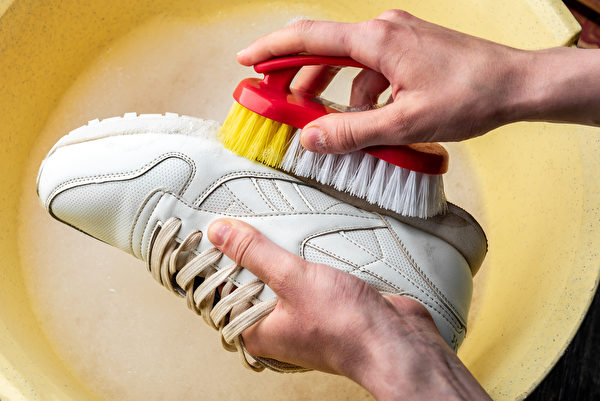 淋湿的运动鞋最好泡水刷洗干净。(Shutterstock)