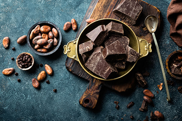 研究發現，每週吃巧克力降低心臟衰竭、心房顫動的風險。(Shutterstock)