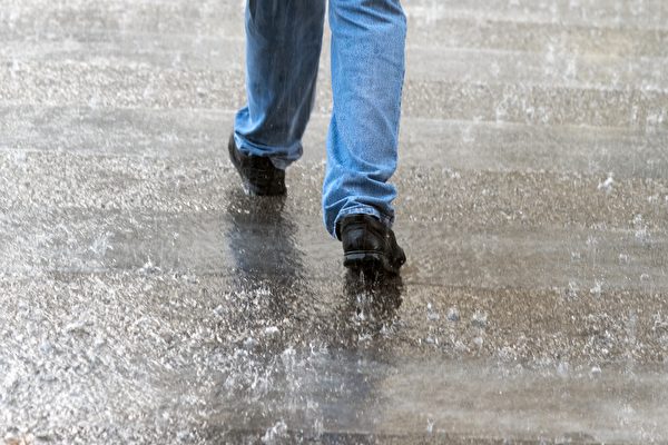 鞋子被雨淋湿时，有４招可以让鞋子快点变干。(Shutterstock)