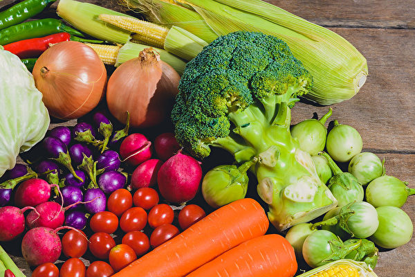 食用更多種類的蔬菜，可以使心臟健康。(Shutterstock)