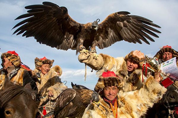 组图：哈萨克人传统而美丽的猎鹰文化