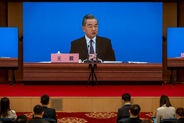 3月7日，中共外长王毅通过视频参加两会的记者会。（Andrea Verdelli/Getty Images）