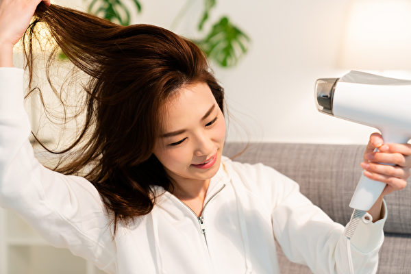 洗完頭要用吹風機吹乾，可避免濕氣久留，影響健康。(Shutterstock)