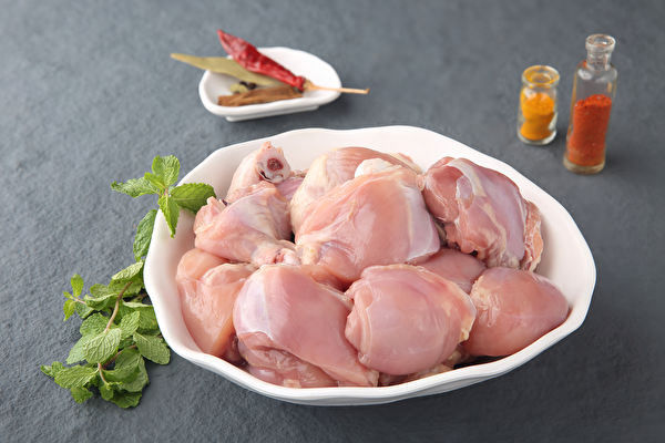 Fresh,Raw,Chicken,Pieces,Cut,For,Biriyani,With,Spices,On