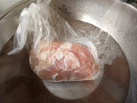 How,To,Defrost,A,Frozen,Chicken,Into,Water.