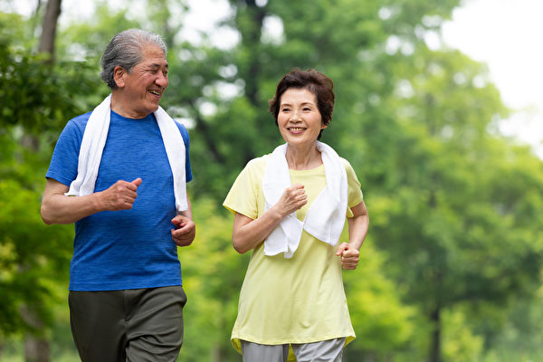健走、伸展能使肌肉分泌肌肉激素，具有防中風等12種好處。(Shutterstock)