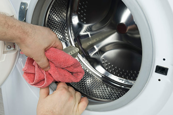 滾桶洗衣機的膠條溝槽，要用乾毛巾擦乾。(Shutterstock)