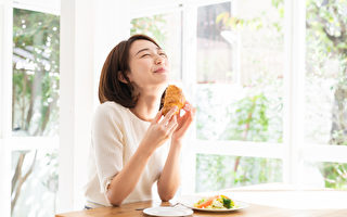 吃对食物，补充必要的营养素，能让大脑开心。(Shutterstock)