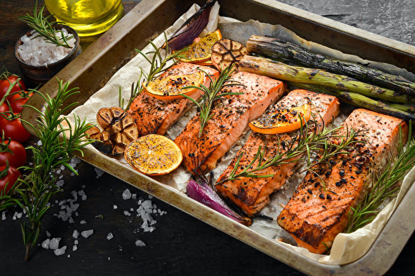 油性鱼类如鲑鱼、沙丁鱼和鲭鱼，富含omega-3脂肪酸，能预防失智症。(Shutterstock)