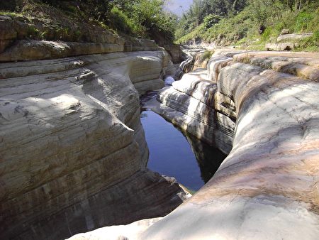 万年峡谷中层次分明的灰白河床，宛如来到天然地景的自然教室。