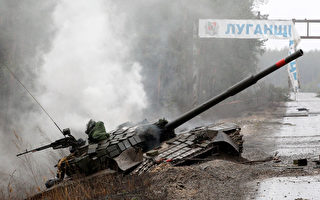 驾拖拉机拉走俄导弹系统 乌克兰农民走红