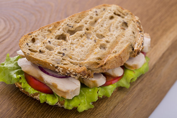 全麦面包加入生菜、番茄、肉片，自制健康的三明治。(Shutterstock)