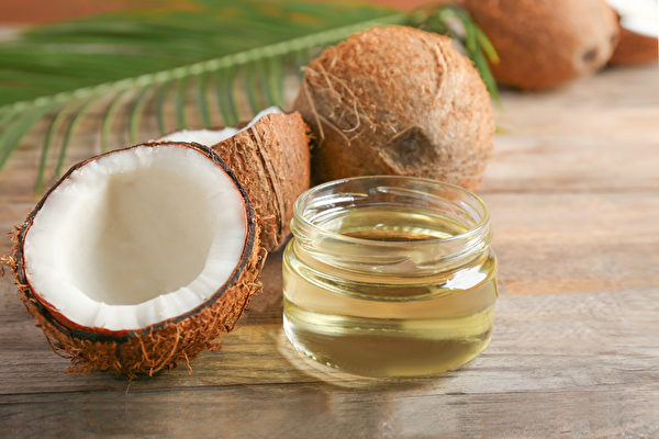 椰子油除了對身體健康的益處外，還有許多其它用途。(Shutterstock)