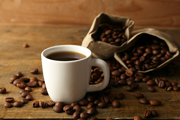 避免失眠的一个要点，是调整饮用咖啡的时间。(Shutterstock)