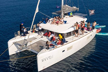 大鹏湾帆船业者，几乎每个月都有团体包船一日游，航向小琉球珊瑚海，成员不只比基尼辣妹，更受亲子团青睐。