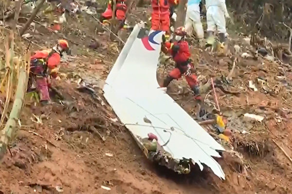 东航MU5735航班的坠机地点，只有飞机碎片、遇难者遗体残骸。 (various sources / AFP)