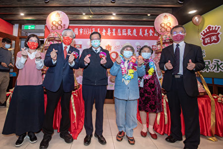義美總經理高志明（左2）桃園市長鄭文燦（左3）在義美南崁廠慶祝義美88周年慶活動。