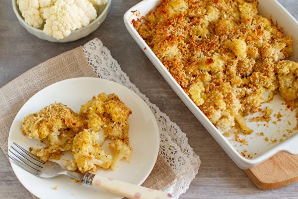 Roasted,Cauliflower,With,Turmeric,,Peppers,And,Breadcrumbs