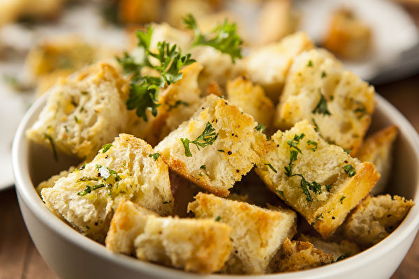Fresh,Homemade,French,Croutons,With,Seasoning,And,Parsley