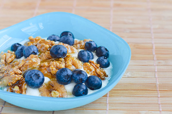 一些抗炎零食适合全家吃、能给人饱足感。蓝莓核桃酸奶是其中之一。(Shutterstock)