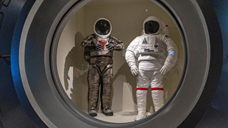 太空衣Z2（左）、舱外活动太空衣，简称EMU（右）。