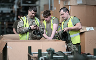 組圖：英軍向烏克蘭軍方捐贈數萬頂頭盔