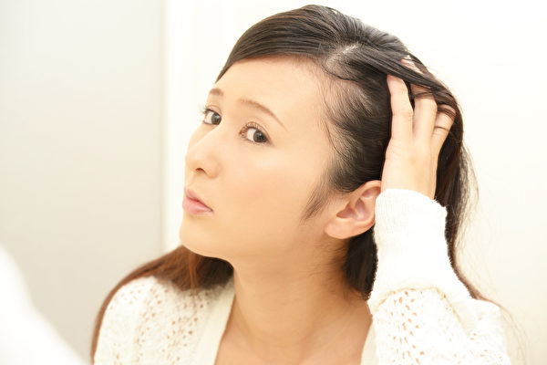 头皮容易出油或是洗完头会很快发痒，藉由正确洗头是可以改善的。(Shutterstock)