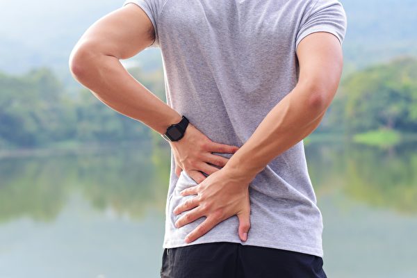 慢性腰痛患者做「池谷式腰痛伸展操」，能有效改善。(Shutterstock)