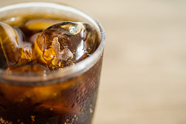 对糖尿病人或需要控制糖尿病风险的肥胖人群来说，用无糖饮料替代含糖饮料可能是有帮助的。(Shutterstock)