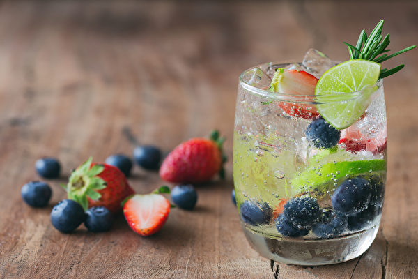 如果不喜欢水的平淡口味，可以喝果味气泡水。(Shutterstock)