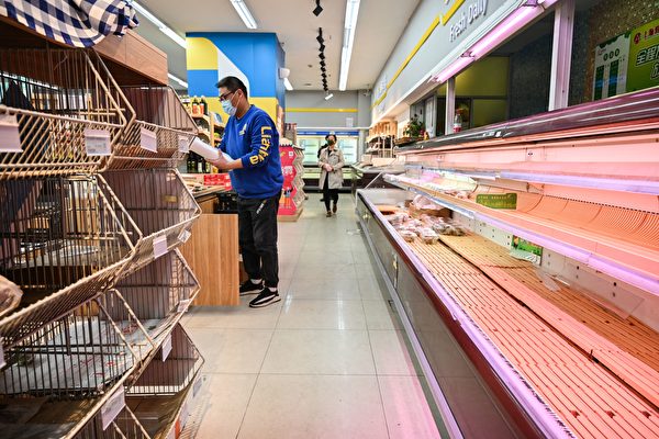 上海封城闹饥荒，不仅上海冰柜销量翻倍，其它省市等多地民众也急忙储存粮食。 (HECTOR RETAMAL/Getty Images)