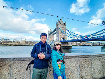 吴家玮和胡馨云在英国伦敦拍摄《我的音乐想想》外景。