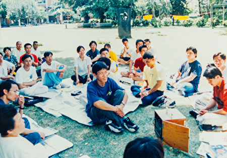 2001年成功大學法輪大法社團活動情形，中間藍衣者是吳家瑋。