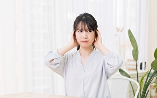造成耳鳴的原因有老化、生活環境、心理、疾病等多種因素。(Shutterstock)