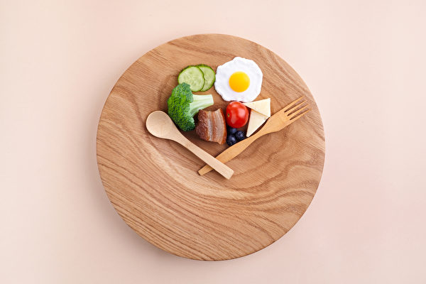断食不仅可减肥，还能排除宿便及累积在体内的环境毒素。(Shutterstock)
