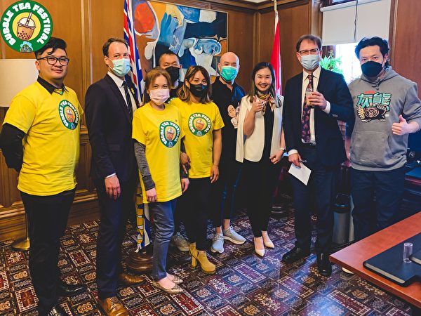 圖：2022年4月25日溫哥華珍珠奶茶節主席楊晟帆與五位籌備委員，拜訪了卑詩省議會，邀請省議員參加珍奶節開幕式。（楊晟帆提供）