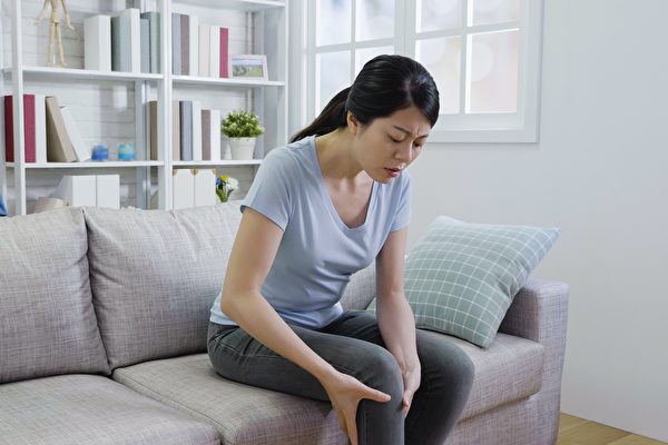 女性更容易罹患退化性關節炎，要當心是否有4種症狀。(Shutterstock)
